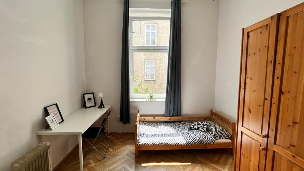 Nice Bedroom Near The Bus And Train Station Краков Экстерьер фото