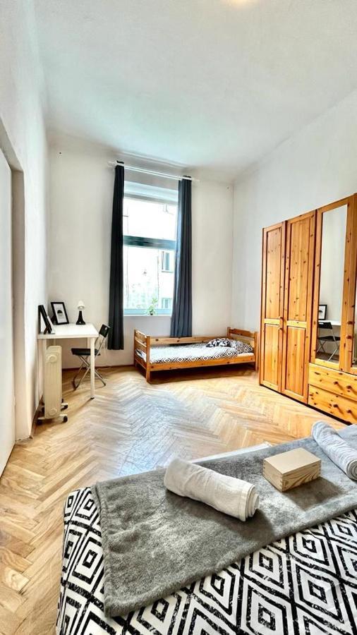 Nice Bedroom Near The Bus And Train Station Краков Экстерьер фото